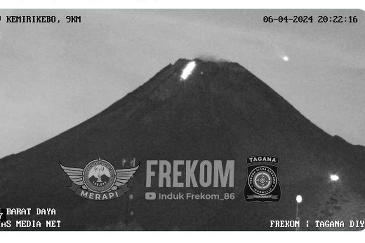 Tangkapan layar unggahan disertai video menyebut adanya obyek tak dikenal melintas di atas Gunung Merapi.