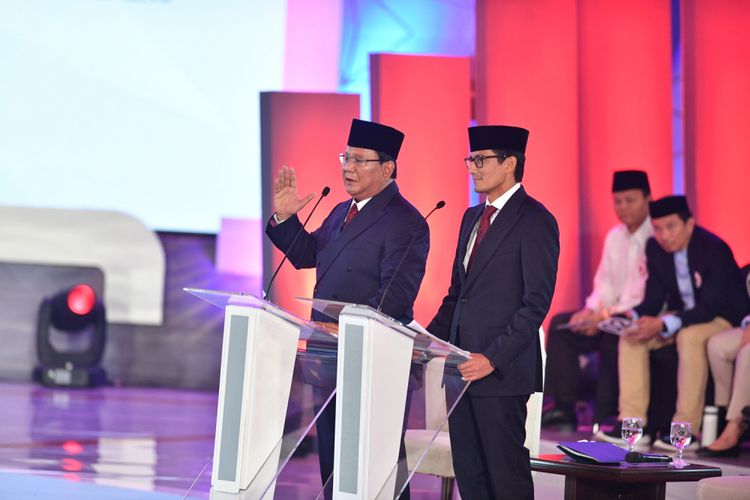 Pasangan nomor urut 02 Prabowo Subianto (kiri) dan Sandiaga Uno mengikuti debat pertama Pilpres 2019, di Hotel Bidakara, Jakarta, Kamis (17/1/2019). Debat tersebut mengangkat tema Hukum, HAM, Korupsi, dan Terorisme. 