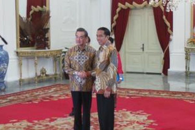 Presiden Joko Widodo menerima Menteri Luar Negeri Tiongkok Wang Yi di Istana Merdeka, Jakarta, Senin (3/11/2014).