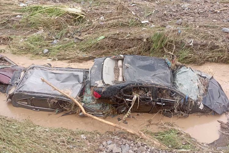 Sebanyak 6 mobil terseret banjir bandang di Ngaliyan Semarang. Senin (7/11/2022)