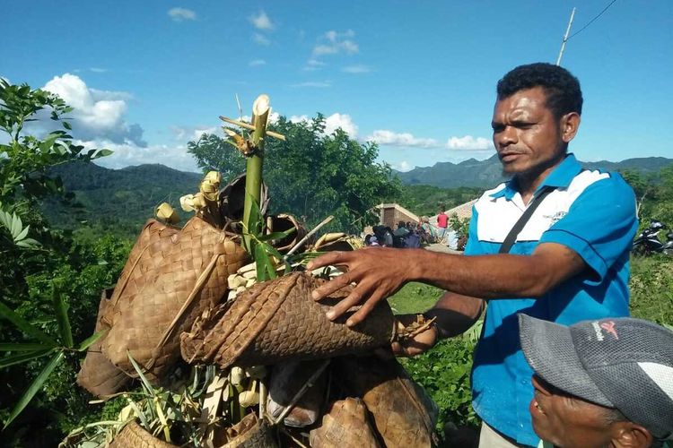 Masyarakat adat Desa Faennake, Kecamatan Bikomi Utara, Kabupaten Timor Tengah menggelar ritual adat menangkal virus corona