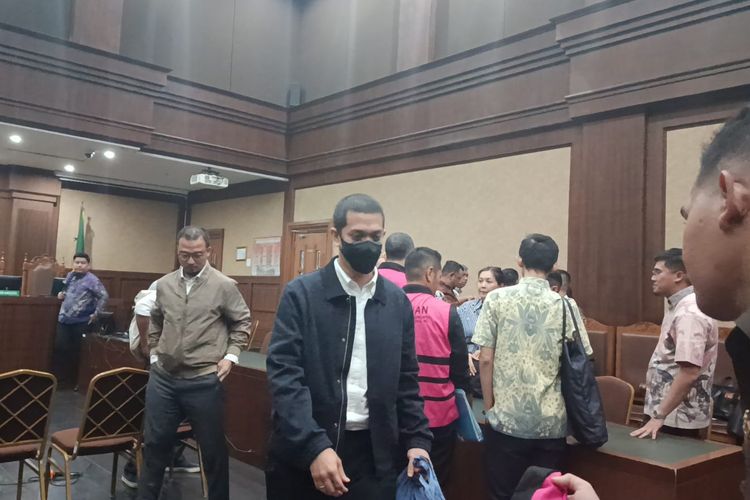 Anak Pengusaha Minyak, Riza Chalid, Muhamad Kerry Adrianto Riza selaku Beneficial Owner PT Navigator Khatulistiwa dalam sidang dakwaan kasus korupsi PT Pertamina di Pengadilan Tipikor pada Pengadilan Negeri Jakarta Pusat, Senin (13/10/2025)