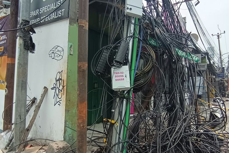 Petugas Datang, Kabel Semrawut di Ciledug Tangerang Cuma Digantung di Tiang