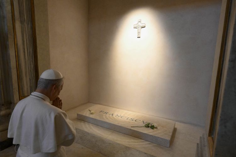 Paus Leo XIV Berlutut dan Doakan Paus Fransiskus di Depan Makam