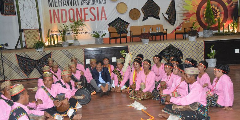 Menari Mbata khas Sanggar Seni Rombeng Rajong, Kecamatan Elar Selatan, Kabupaten Manggarai Timur, Flores, NTT, Rabu (12/12/2018) lalu di gedung MCC Ruteng. 