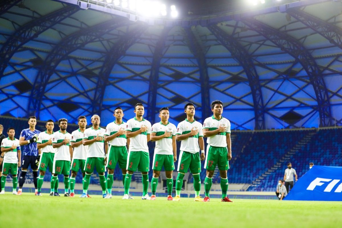 Para pemain timnas Indonesia menyanyikan lagu kebangsaan sebelum menghadapi Vietnam di Stadion Al Maktoum, Dubai, Uni Emirat Arab, Senin (7/6/2021), pada laga lanjutan Grup G Kualifikasi Piala Dunia 2022 Zona Asia. 