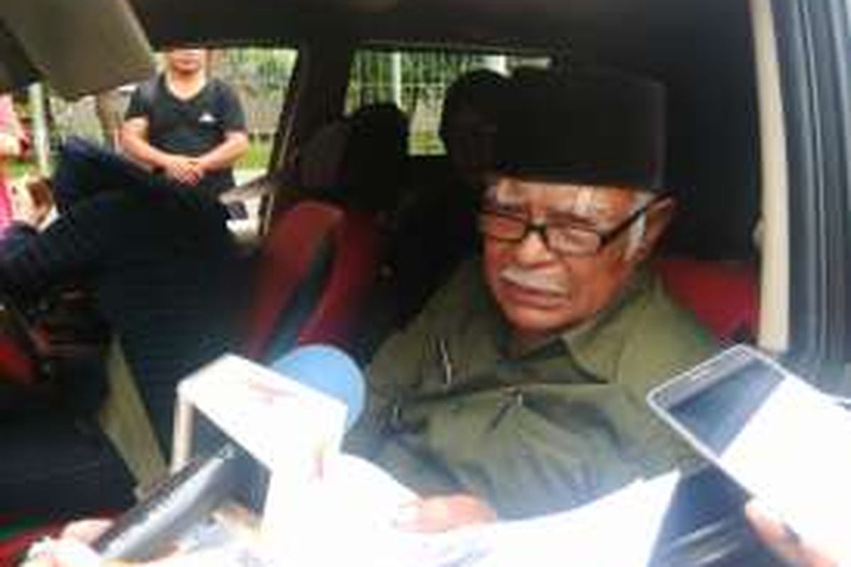 Rumah Ilyas Karim (88) veteran pejuang kemerdekaan Republik Indonesia di RT 09 RW 04 Kelurahan Rawajati, Kecamatan Pancoran, Jakarta Selatan ikut digusur dalam penertiban yang dilakukan Pemkot Jaksel. Foto diambil saat Ilyas datang bersama anaknya, ke rumahnya yang telah rata tanah. Jumat (2/9/2016).