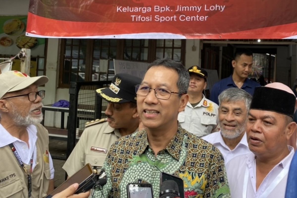 Penjabat Gubernur DKI Jakarta Heru Budi Hartono menggunakan hak suara di Pemilihan Umum (Pemilu) 2024 di TPS 55 Kelurahan Duren Sawit, Jakarta Timur pada Rabu (14/2/2024).