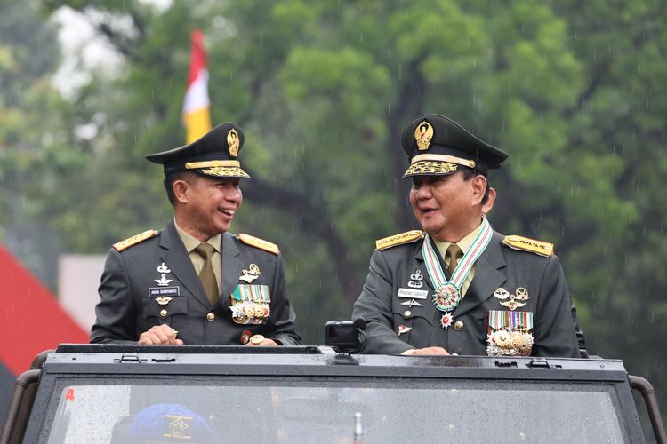 Panglima TNI Jenderal Agus Subiyanto dan Menhan Prabowo Subianto mengecek Alpahankam saat Rapim TNI-Polri di Mabes TNI, Jakarta Timur, Rabu (28/2/2024).