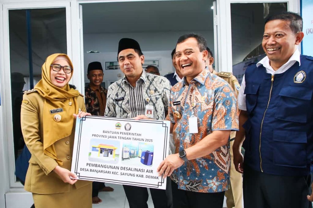 Gubernur Jateng Ahmad Luthfi dan Wakil Gubernur Taj Yasin bersama Rektor Universitas Diponegoro (Undip) Semarang Suharnomo menyerahkan bantuan pembangunan desalinasi di Desa Banjarsari, Kecamatan Sayung, Kabupaten Demak, kepada Bupati Demak Eisti'anah, Selasa (30/9/2025).
