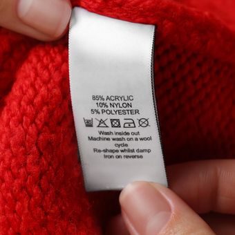 Ilustrasi memeriksa label perawatan sweater