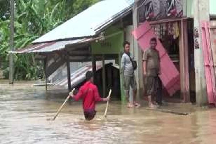 Sebanyak 14  (desa) di dua kecamatan di Aceh Besar dilanda banjir luapan sungai, tinggi air bervariasi setenggah hingga mencapai dua meter. Meski tidak ad akorban jiwa, sejumlah warga mengungsi akibat rumahnya terendam banjir.*****