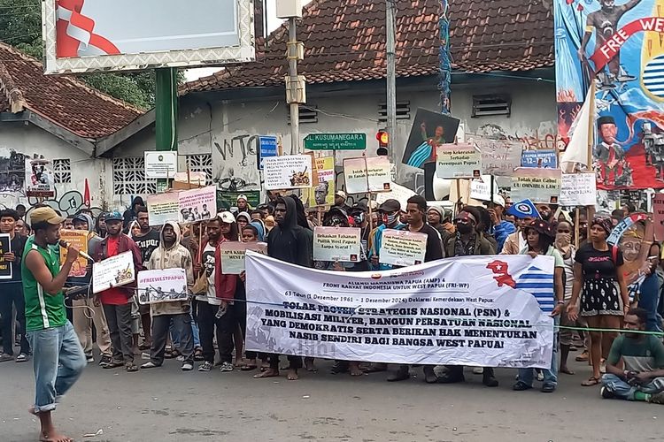 Polisi amankan Jalan Kusumanegara, dan massa aksi saat menyuarakan persoalan Papua, Minggu (1/12/2024)