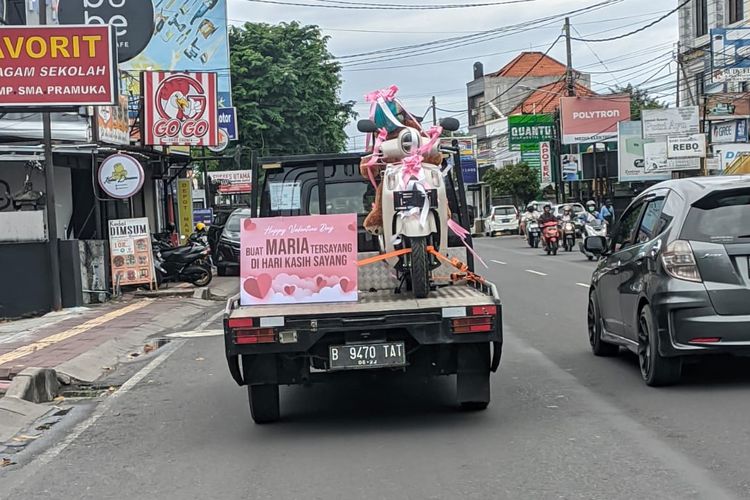 Seorang suami di Bali merayakan hari Valentine dengan membelikan satu unit Yamaha Fazzio buat sang istri.