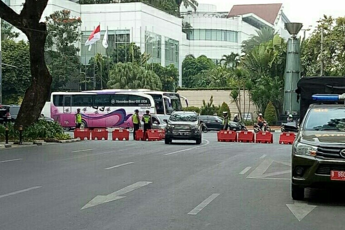 Jalan Gerbang Pemuda, Tanah Abang, Jakarta Pusat, tepatnya depan Gedung Kemenpora, ditutup. Penutupan ini akibat adanya aksi unjuk rasa yang dilakukan oleh buruh, Selasa (2/10/2019).