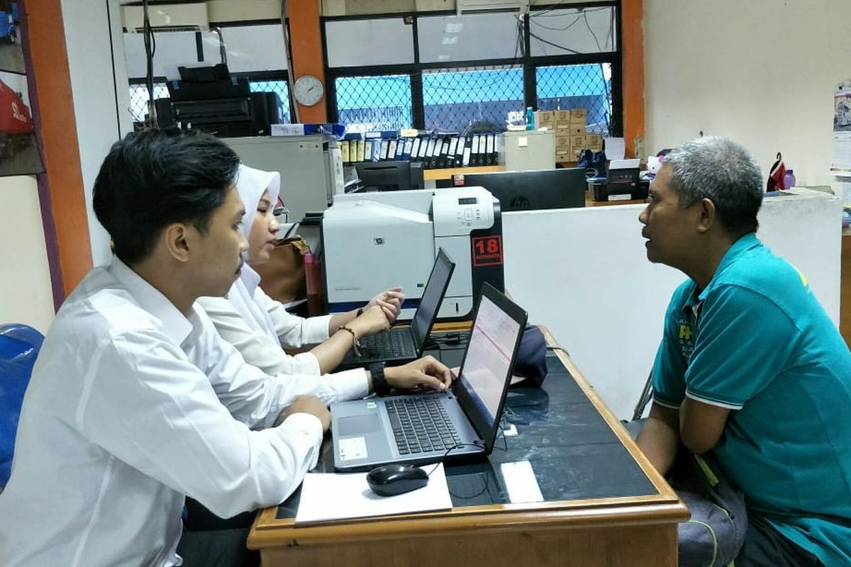 Salah satu warga saat menanyakan mudik gratis 2019 di kantor Dinas Perhubungan DKI Jakarta, Senin (15/4/2019)