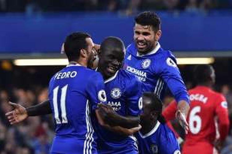 Gelandang Chelsea, N'Golo Kante (dua dari kiri) merakan golnya dalam pertandingan Premier League melawan Manchester United, Minggu (23/10/2016). 