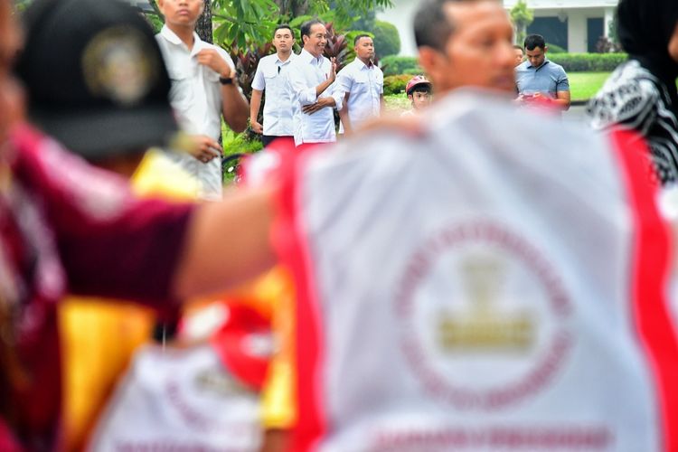 Presiden Joko Widodo saat mengisi hari cuti bersama dengan berbagi sembako ke warga sekitar Istana Kepresidenan Yogyakarta pada Jumat (24/5/2024).
