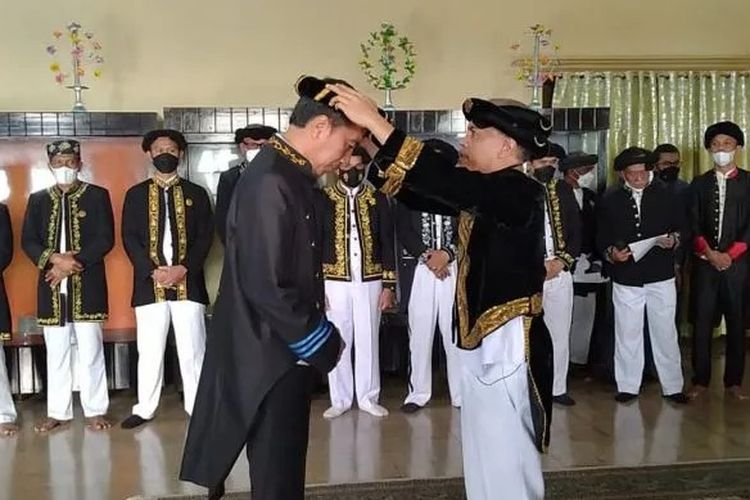 Sultan Ternate Hidayatullah Sjah memberikan gelar Presiden Jokowi Widodo sebagai Kaicil Joko Widodo Dada Madopo Lamo atau Pangeran Bangsawan  Keluarga Kesultanan Ternate sekaligus Pemimpin Negara Besar yang ditopang oleh rakyat di Ternate, Maluku Utara, Rabu (28/9/2022). (ANTARA/Abdul Fatah)