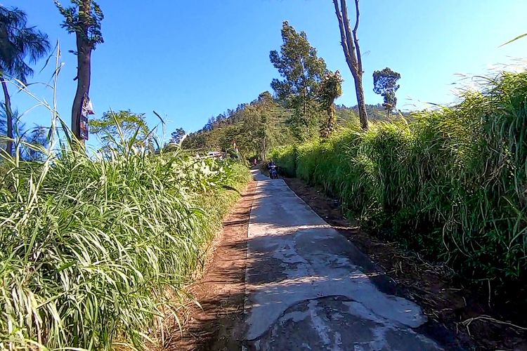 Kondisi jalan menjelang Embung Manajar yang sempit dan menanjak