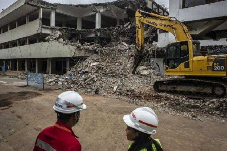 Pekerja beraktivitas di lokasi proyek revitalisasi kawasan Taman Ismail Marzuki (TIM) di Jakarta, Kamis (6/2/2020). Proses revitalisasi TIM yang ditargetkan selesai pada tahun 2021 itu sudah memasuki tahap II yakni membongkar gedung Graha Bhakti Budaya dan Galeri Cipta I.