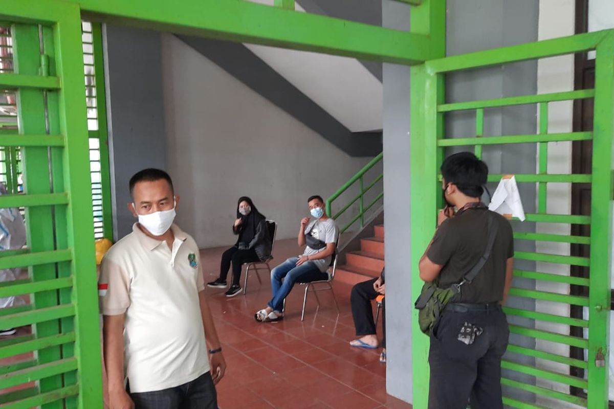 Para pegawai tempat hiburan jalani rapid dan swab tes di Stadion Patriot Kota Bekasi