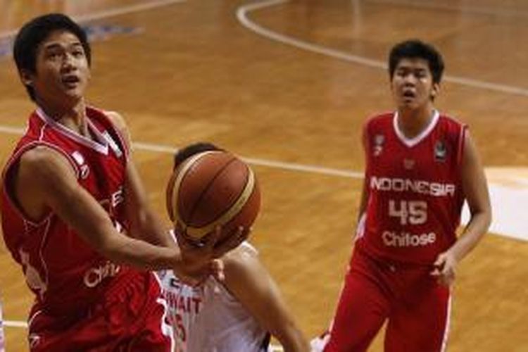 Aksi pemain tim nasional basket Indonesia U-16 saat menghadapi tim nasional basket Kuwait di Jakarta, pada 3 November 2015.