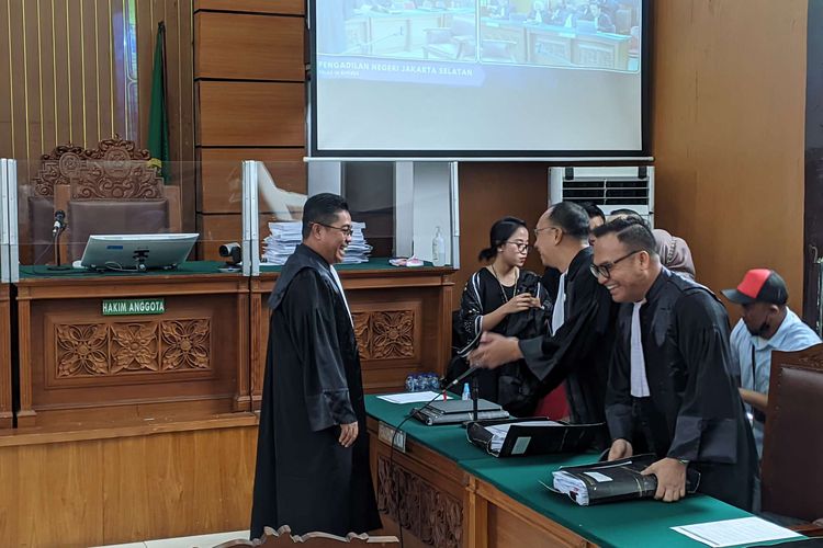 Saat Jaksa Penuntut Umum (JPU) mengucapkan selamat merayakan Natal kepada penasehat hukum Ferdy Sambo, Arman Hanis dkk sebelum sidang kasus pembunuhan berencana Brigadir J di Pengadilan Negeri Jakarta Selatan, Selasa (27/12/2022).