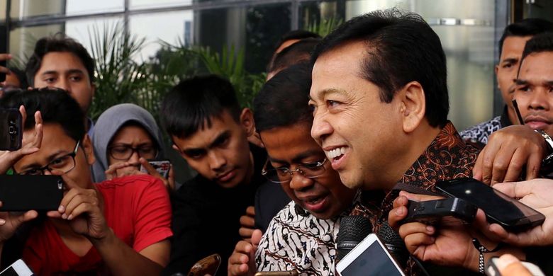 Ketua DPR Setya Novanto meninggalkan Gedung Komisi Pemberantasan Korupsi (KPK) seusai diperiksa di Jakarta, Jumat (14/7/2017).  Setya Novanto diperiksa sebagai saksi untuk kasus dugaan korupsi dalam pengadaan Kartu Tanda Penduduk berbasis elektronik ( e-KTP).