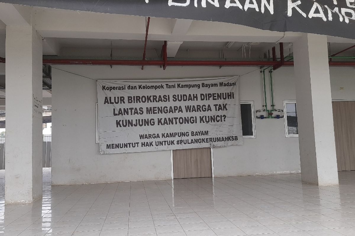 Spanduk berisikan protes dan aspirasi telah dipasang oleh warga eks Kampung Bayam di bangunan Kampung Susun Bayam, Jakarta Utara, Rabu (3/1/2024).