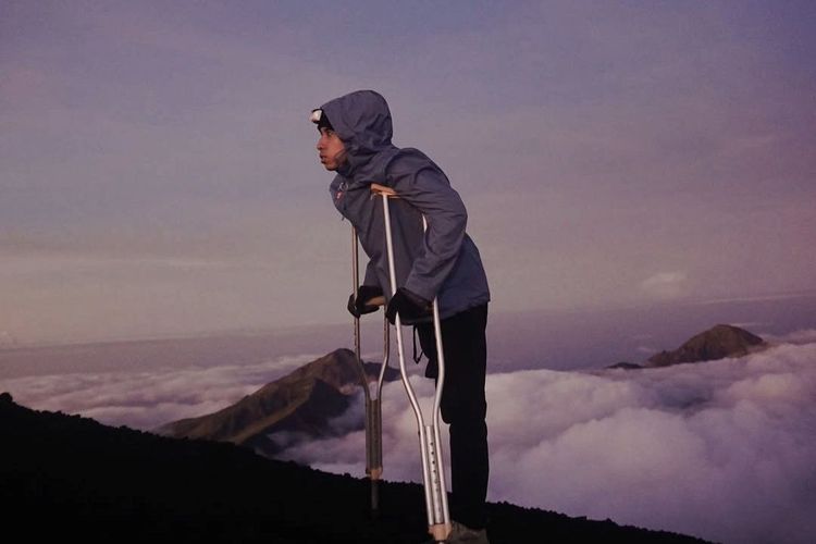 Dulu Takut Keluar Rumah, Kini Pendaki Difabel Anggi Bangkit Taklukkan 30 Gunung