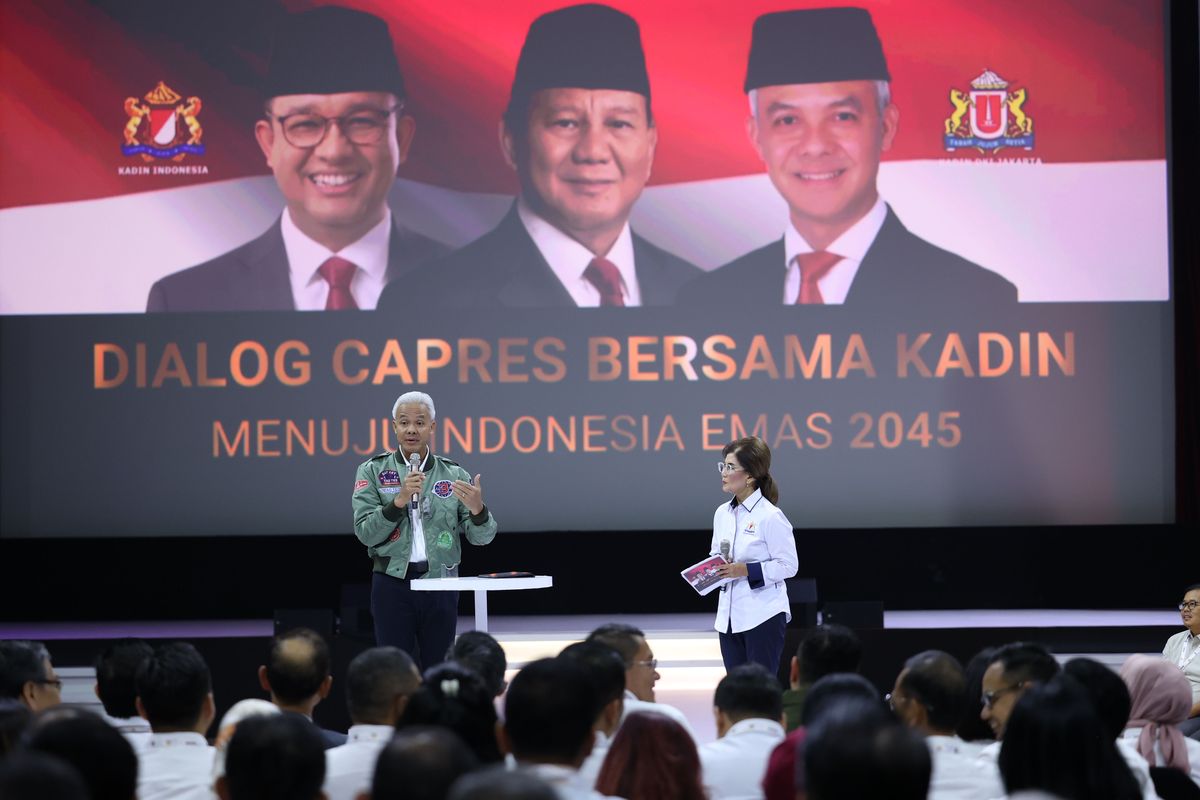 Calon presiden nomor urut 3 Ganjar Pranowo (kiri) saat berdialog dengan Kadin, di Djakarta Theatre, Jakarta, Kamis (11/1/2024).