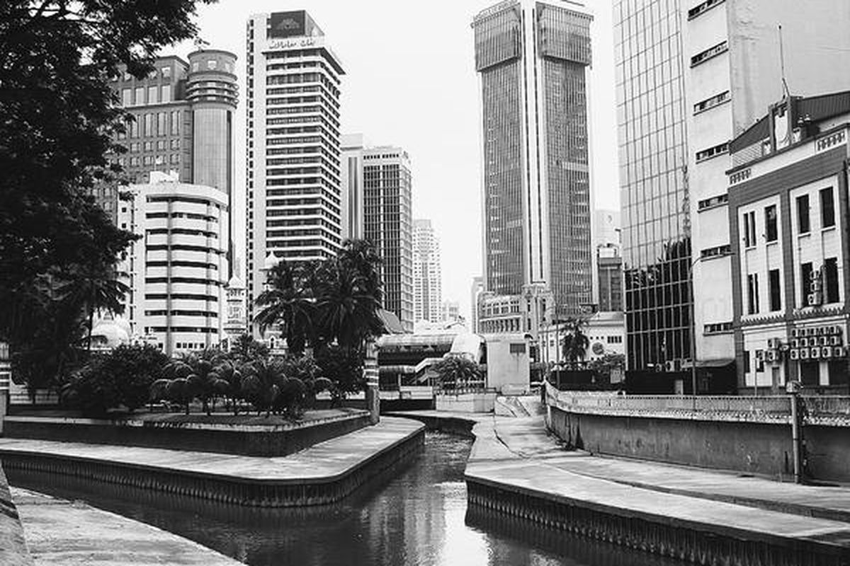 Nama Kuala Lumpur, ibu kota Malaysia, berasal dari kata Kuala yang berarti sebutan untuk pertemuan dua sungai, yaitu Sungai Kelang dan Sungai Lumpur. Sementara Lumpur berasal dari nama salah satu sungai yang mengalir di kota itu.  
