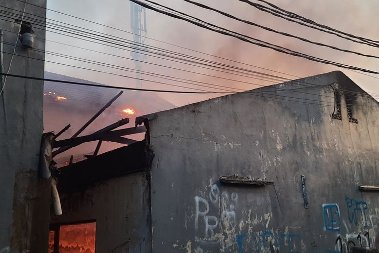 Sebuah rumah di RT 010 RW 008 Kelurahan Gedong, Kecamatan Pasar Rebo, Jakarta Timur, terbakar pada Senin (1/8/2022) sore.