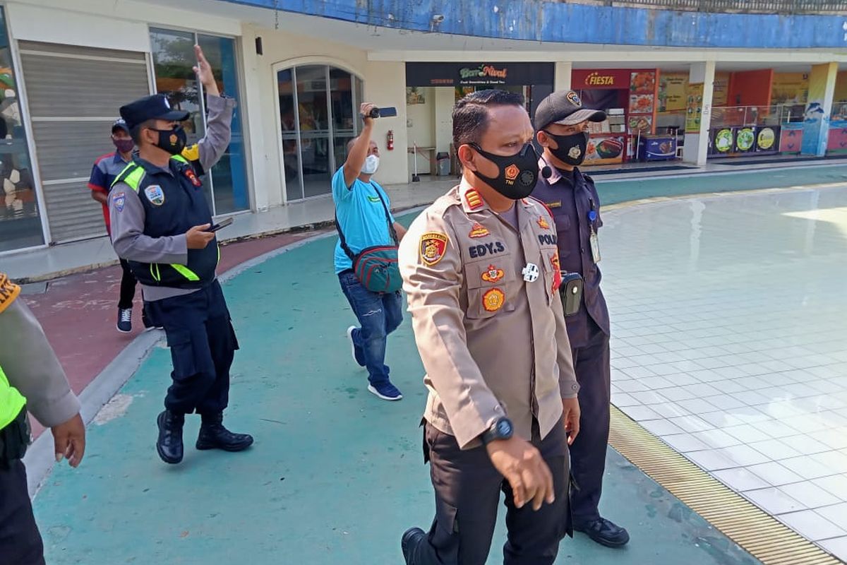 Pembubaran wisatawan di wahana wisata air Transera Waterpark, Tarumajaya, Kabupaten Bekasi, Minggu (16/5/2021).