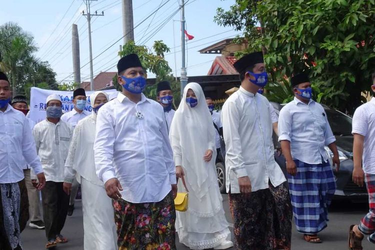 Pasangan Harno - Bayu Andriyanto mendaftar calon Bupati dan wakil Bupati Pilkada Rembang Pilkada Rembang ke KPU setempat dengan berjalan kaki bersama rombongan 300 orang, Jumat (4/9/2020).