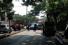 Ada Tiang Kabel Miring ke Jalan, Arus Lalu lintas di Jalan Ir Juanda Ciputat Macet