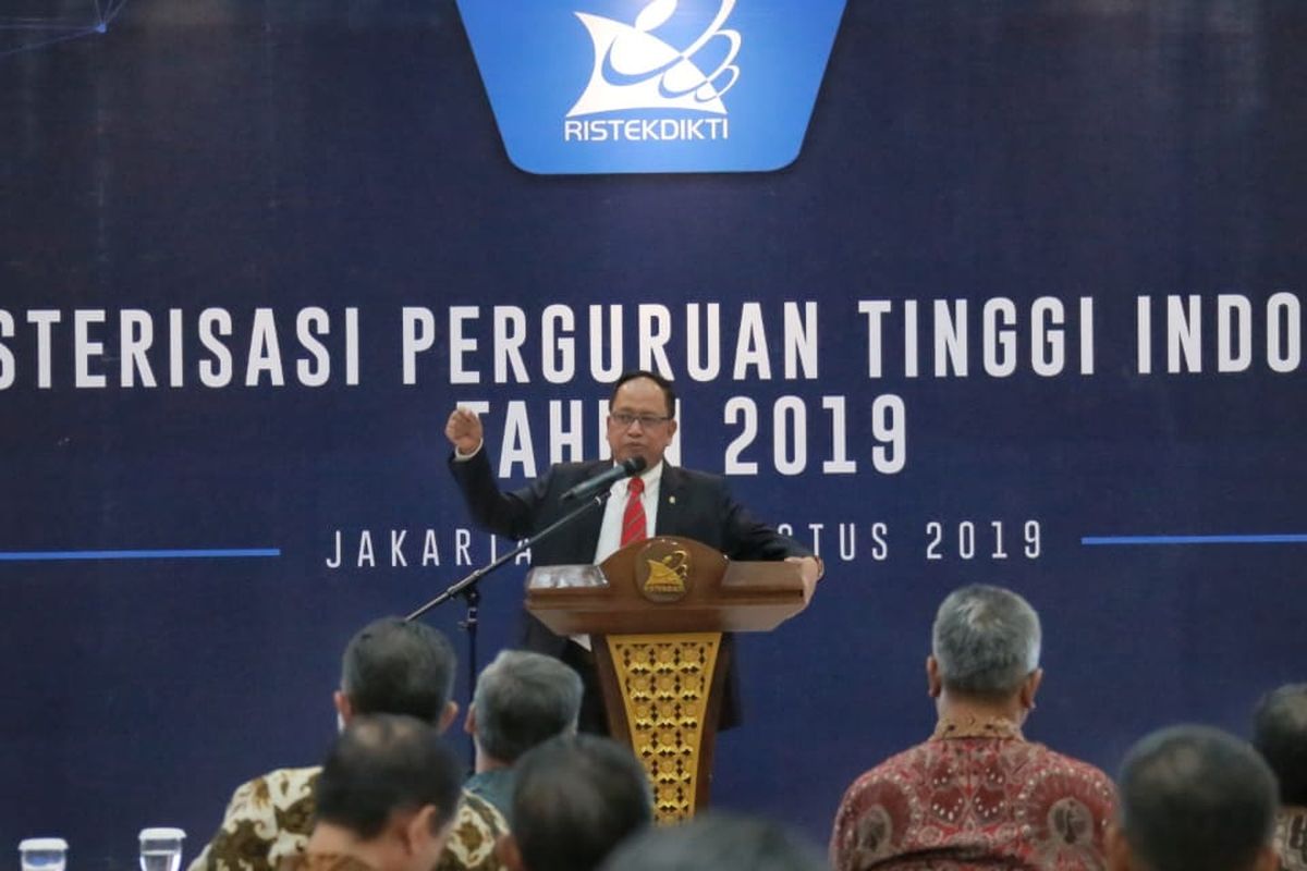 Menristekdikti Mohamad Nasir kembali mengumumkan klasterisasi dan pemeringkatan perguruan tinggi Indonesia tahun 2019 pada Jumat (16/8) Gedung D Kemenristekdikti, Senayan, Jakarta.