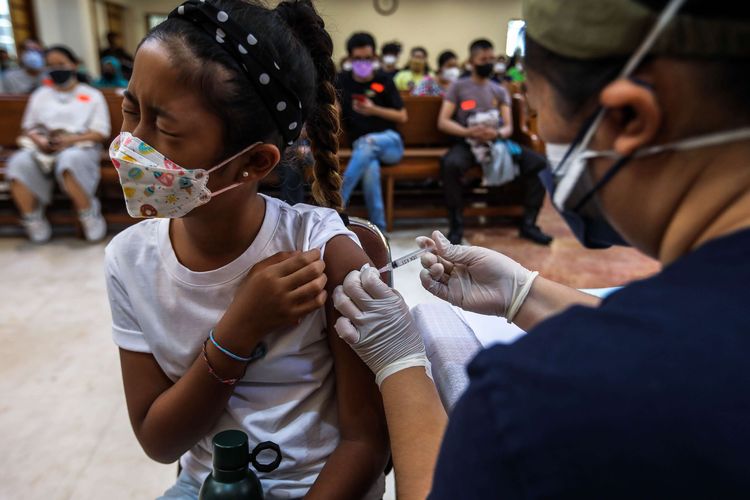 Seorang anak menerima vaksinasi Covid-19 di Gereja Huria Kristen Batak Protestan (HKBP), Menteng, Jakarta Pusat, Sabtu (5/2/2022). Vaksinasi booster berlangsung pada 19 Januari hingga 5 Februari 2022, dan setiap harinya disediakan sebanyak 500 dosis.
