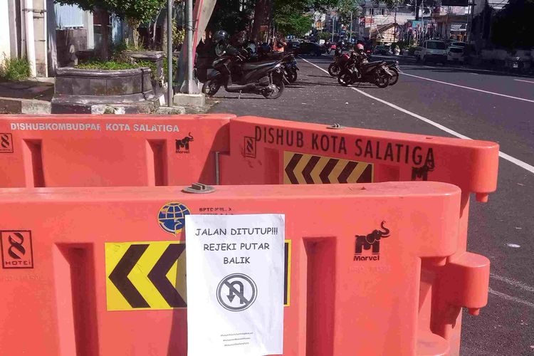 Tulisan bernada protes ditempel di water barrier penyekat Jalan Jenderal Sudirman.