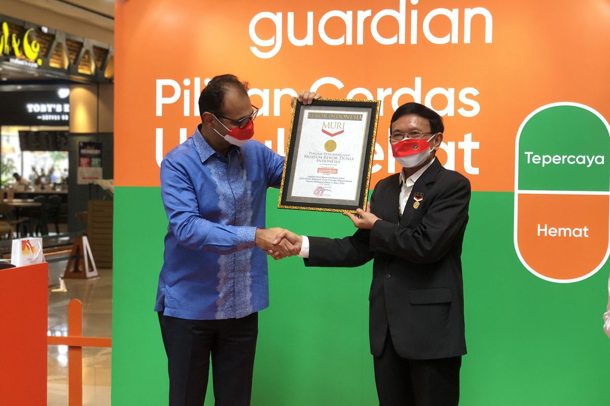 (Ki-ka) (Naresh Kalani, Director of Guardian Indonesia dan Yusuf Ngadri perwakilan MURI). Guardian Indonesia pecahkan rekor MURI. Penyerahan dilakukan di Mall Kota Kasablanka, Jakarta, 7 Juni 2022. 