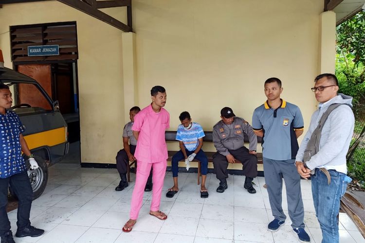 Sesosok mayat pria tanpa identitas ditemukan tergeletak di depan ruang tunggu Pelabuhan Yos Sudarso Ambon, Jumat (11/10/2019)