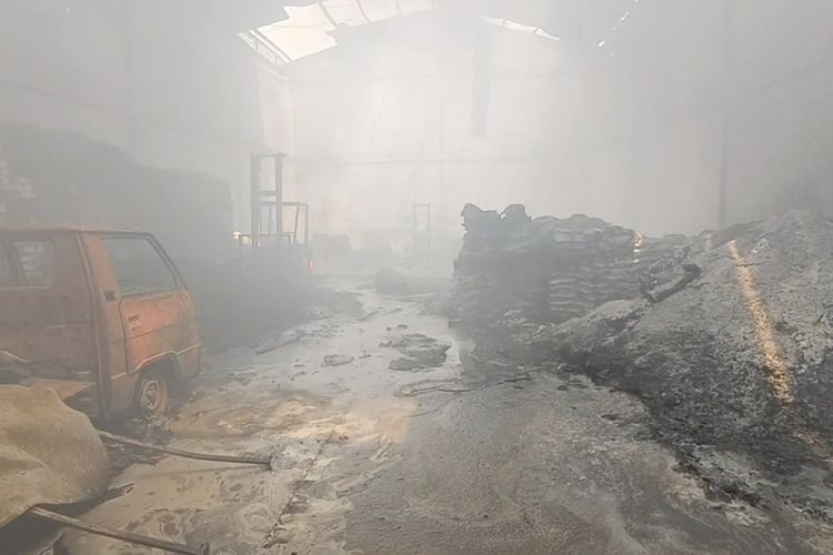 Gudang Bahan Kimia di Royal Park Cirebon Ludes Terbakar, Pikap dan Forklift Ikut Hangus