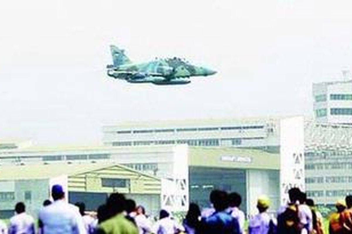 Pesawat tempur jenis Hawk beratraksi di hadapan pengunjung yang hadir dalam acara Bandung Air Show 2010 di Lanud Husein Sastranegara, Bandung, Kamis (23/9/2010). Sebanyak 137 pesawat tampil dalam acara yang digelar hingga 26 September 2010.