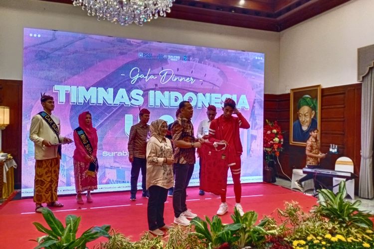 Wali Kota Surabaya Eri Cahyadi menerima jersey dari Marselino Ferdinan bertanda tangan pemain Timnas U20 Indonesia.