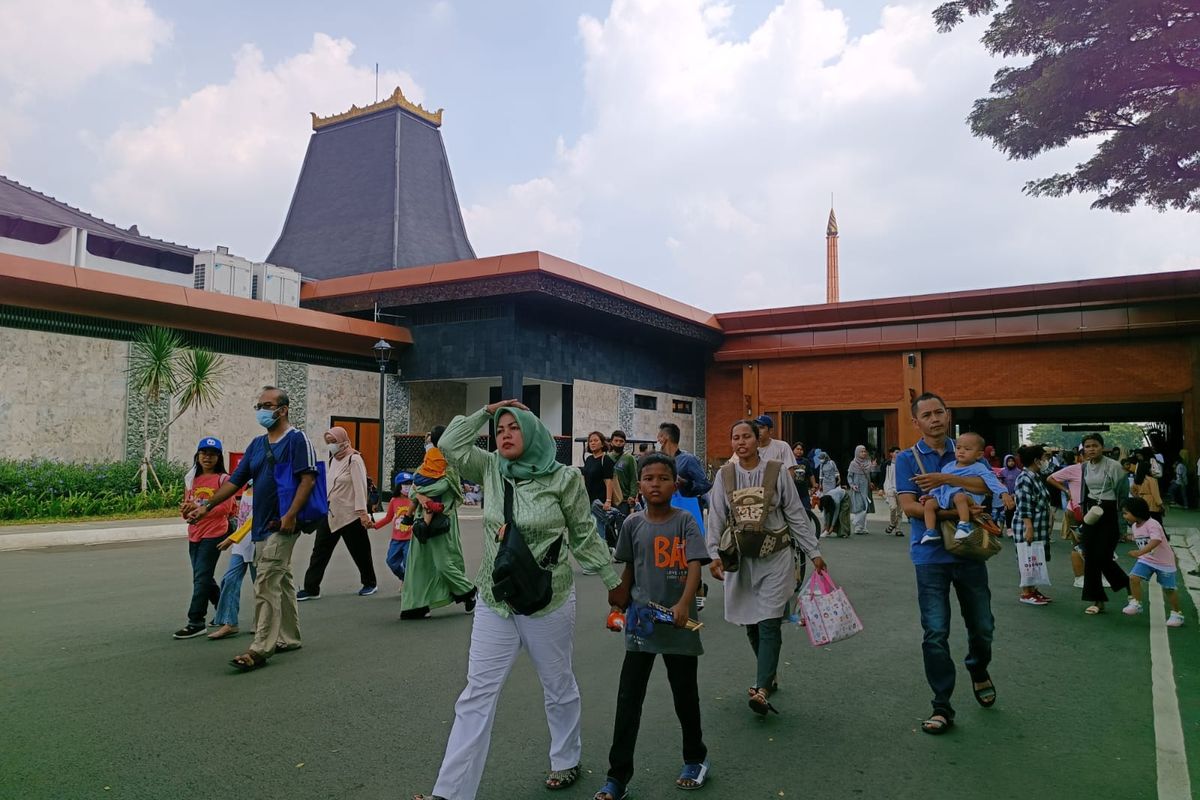 Taman Mini Indonesia Indah, Jakarta Timur, Minggu (23/4/2023).