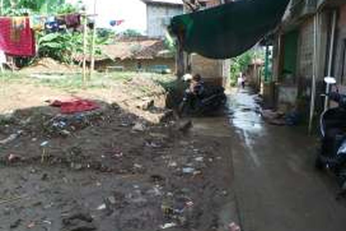 Pemukiman di belakang Gang Arus, Kelurahan Cawang, Kecamatan Kramatjati, Jakarta Timur masih jadi langganan banjir. Ada ratusan warga yang memang bertemat tinggal di bibir aliran Sungai Ciliwung tersebut. Senin (7/3/2016)