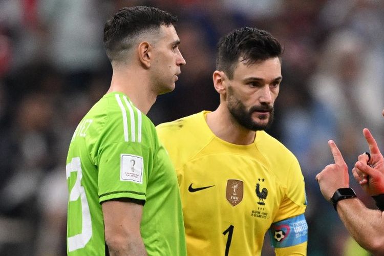 Emiliano Martinez (kiri) dan Hugo Lloris (kanan) emndengarkan instruksi wasit sebelum babak adu penalti antara Argentina vs Perancis di final Piala Dunia 2022, Minggu (18/12/2022). Terbaru, Martinez dan Lloris saling sapa sebelum kickoff Tottenham vs Aston Villa pada pekan ke-18 Liga Inggris 2022-2023 di Stadion Tottenham Hotspur, Minggu (1/1/2023). (Foto oleh KIRILL KUDRYAVTSEV/AFP) 