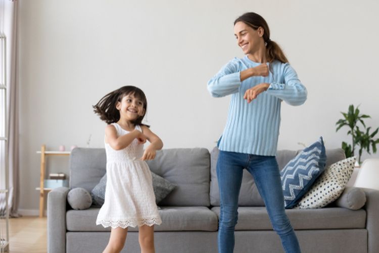 15 Tips Praktis Orangtua Dampingi Anak Bermain di Rumah Halaman all -  Kompas.com