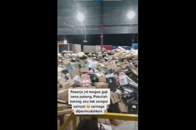 Tangkapan layar dari video yang menunjukkan kurir J&T Malaysia di Perak mengobrak-abrik paket pelanggan, diduga karena pemotongan gaji.